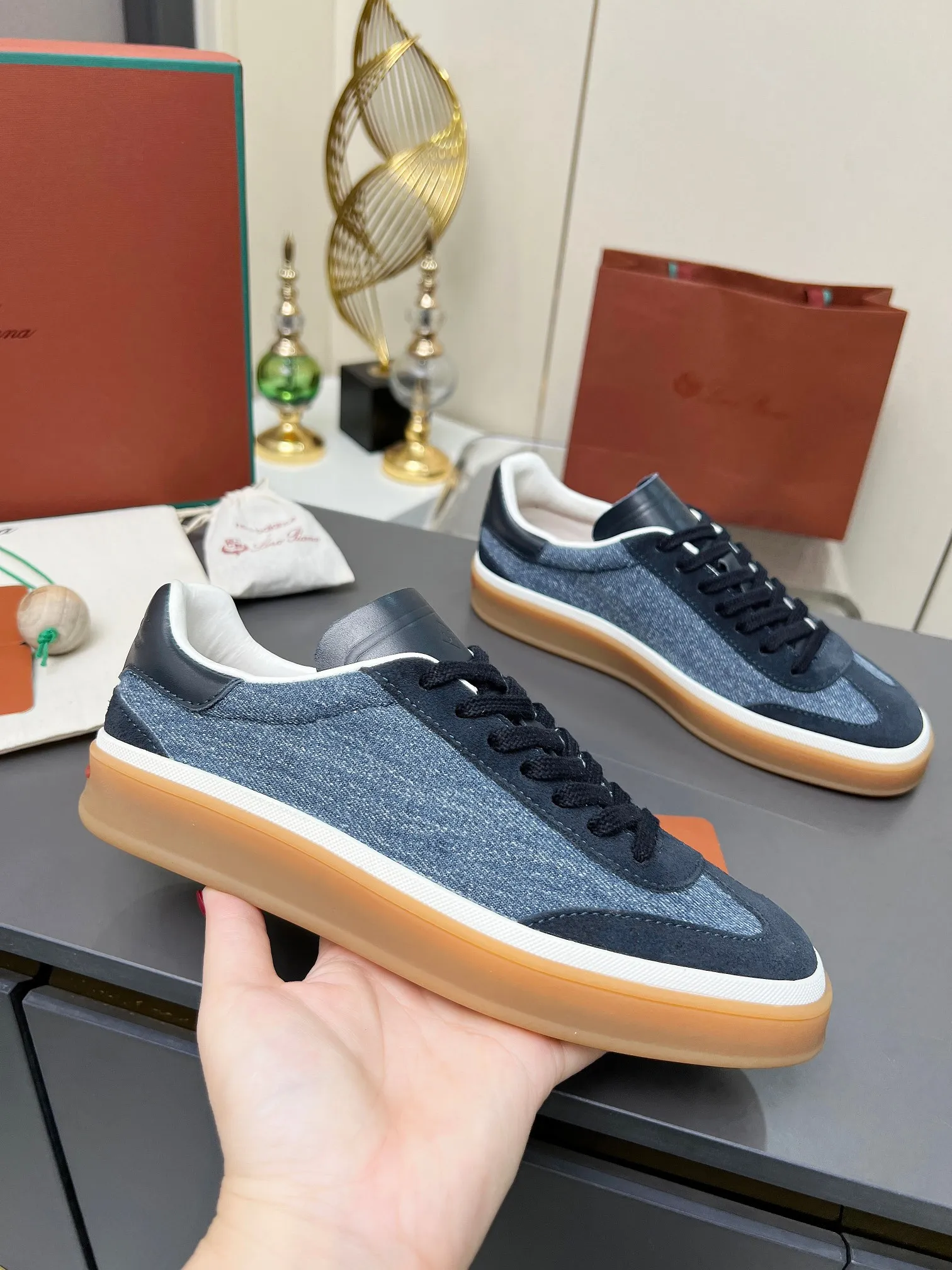 Factory price: 580💰Purchase level, high version🦅⛳️ Italy [Loro men's shoes💰iana] Tennis walk series L men's shoes💰Couple moral training shoes casual sports shoes sneakers🎁🎁 Original purchase development and production This new suede tennis shoe adopts an ultra-low design, suitable for wearing all year round👫👫 The wrapped sole creates an effortlessly attractive color combination that harmoniously blends functionality with understated style, making it the ideal shoe for urban wear. Soft calfskin tongue with Kummel color insert at the heel, embossed L Men's shoes 💰 Logo Cotton lace upper, cowhide suede sole Rubber-lined calfskin ✦ Upper: imported first-layer cowhide ➕ Customized original cowhide ✦ Lining: cowhide lining ➕ Cow leather insole ✦ Sole: Original open-molded T men's shoe 💰R ultra-lightweight outsole ✦Packaging: Original full set of packaging ✦Female size: 35--40, ✦Male size: 39--44, customized 45